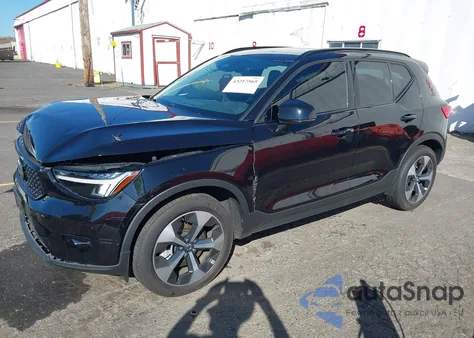 2024 Volvo Xc40 B5 Plus Dark Theme z USA, uszkodzony, nr VIN YV4L12ULXR2326994